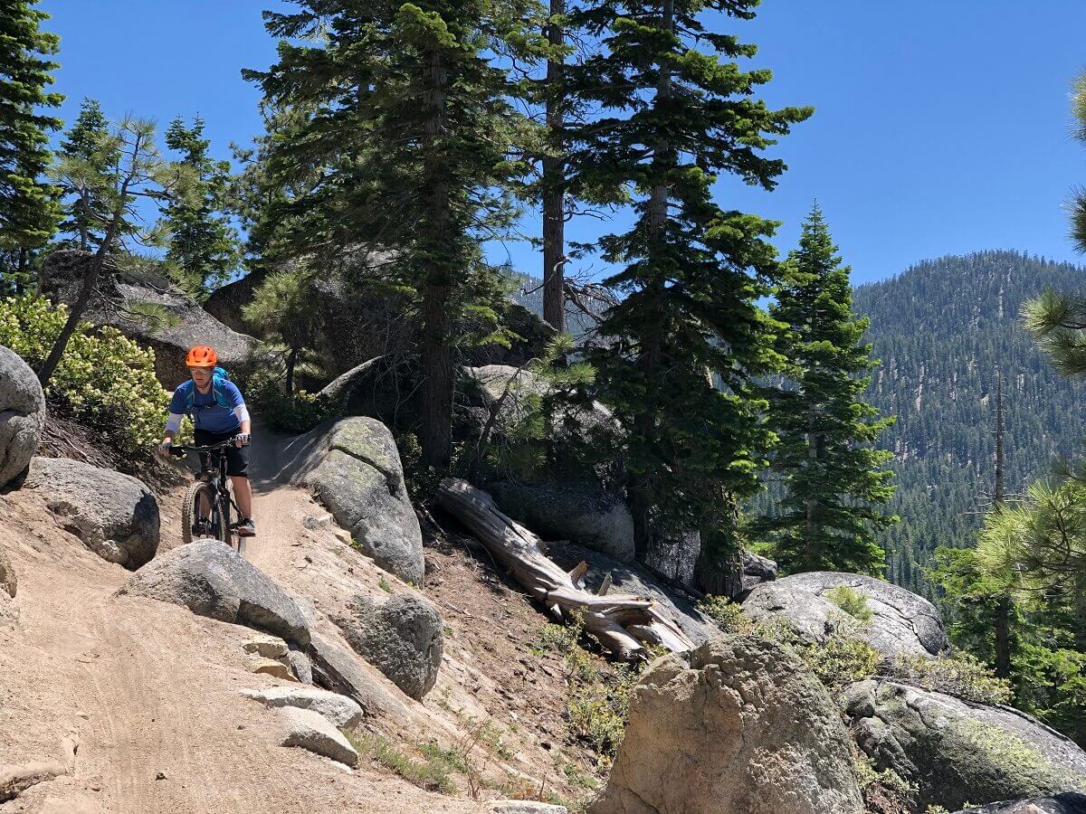 mountainbiker op zanderig gedeelte van Armstrong Connector