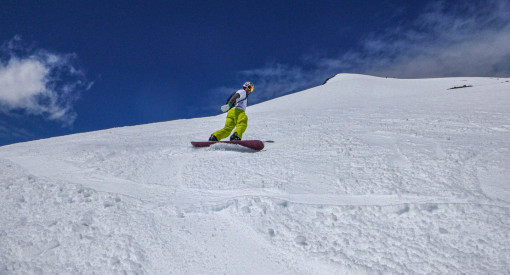 snowboarder enjoying the sunshine and spring conditions