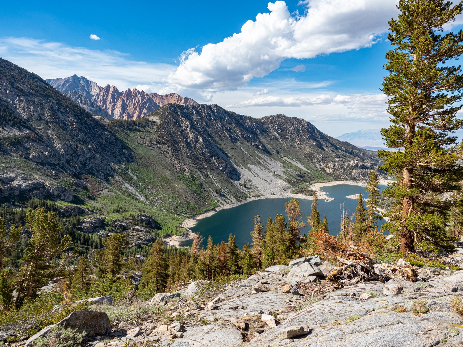 Lake Sabrina trail overlooking the lake with the colorful ridgeline in the distance