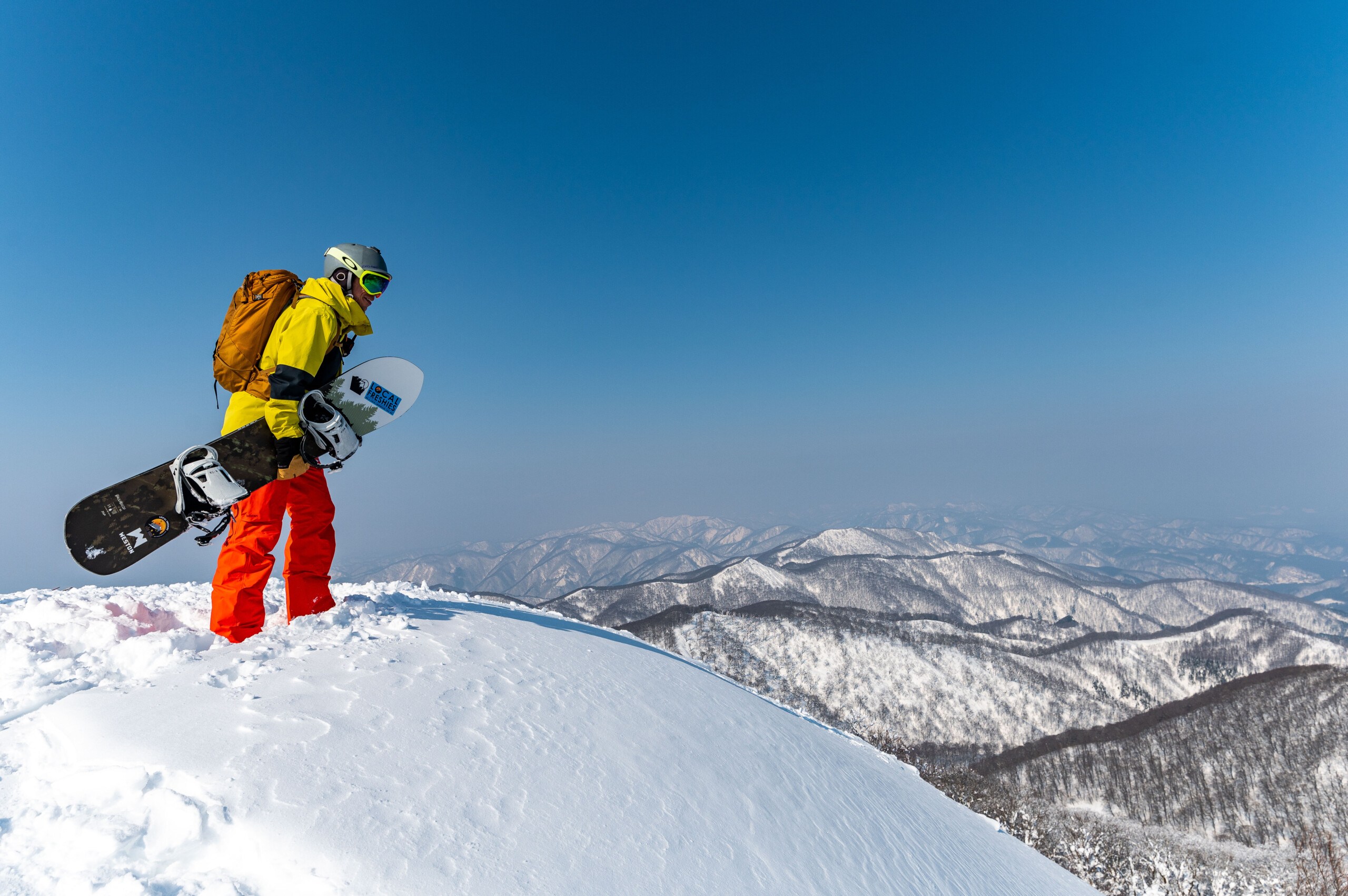 Snowboarder at summit at Geto Kogen resort in Japan