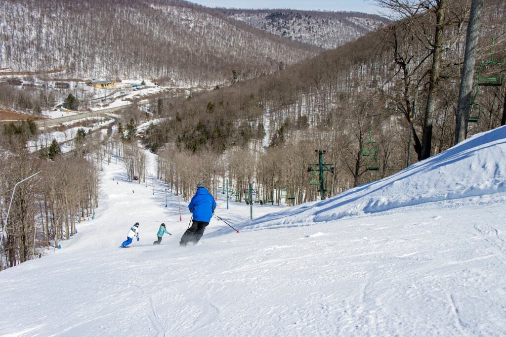 skier making turns at Denton Hill Ski Area in Pennsylvania
