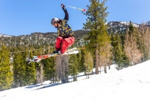skier enjoying spring laps at Lee Canyon
