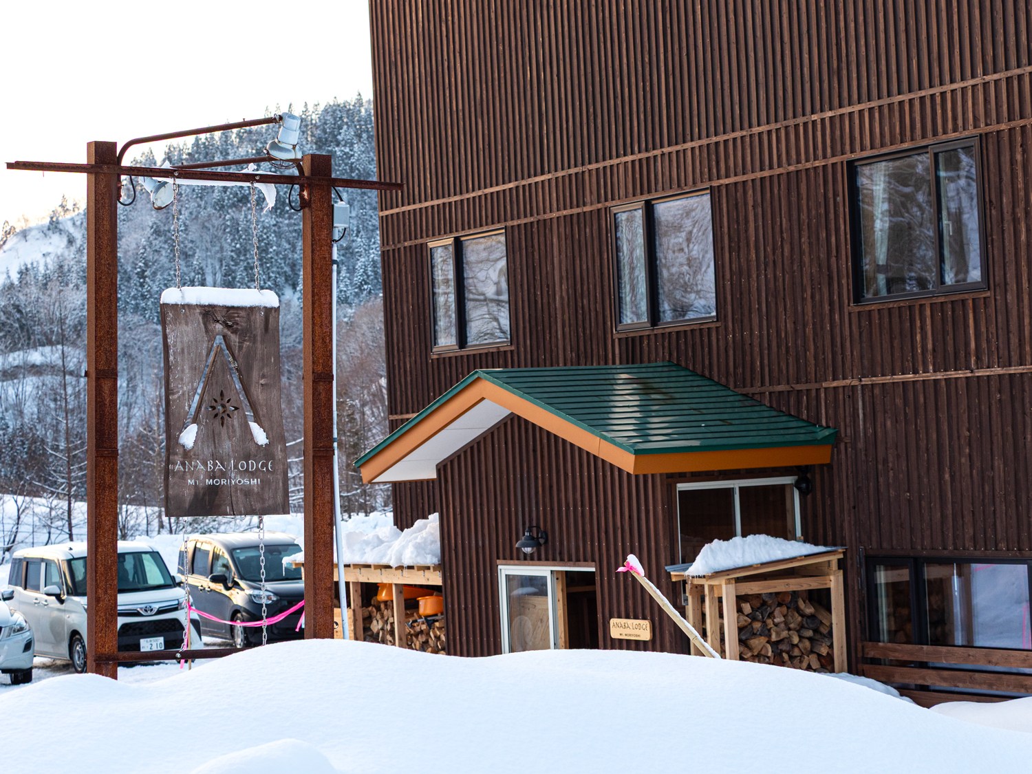 The exterior of Anaba Lodge